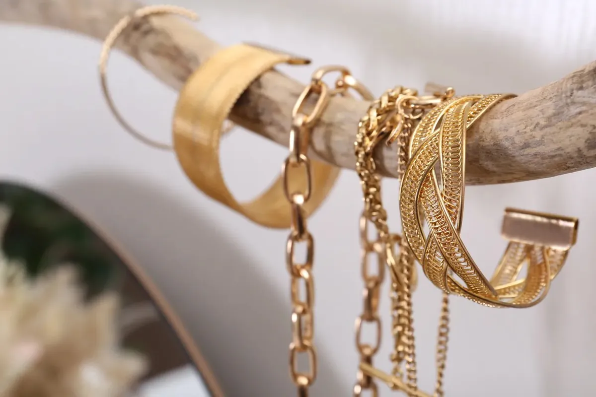 Bracelets et bijoux dorés présentés dans la boutique de mode