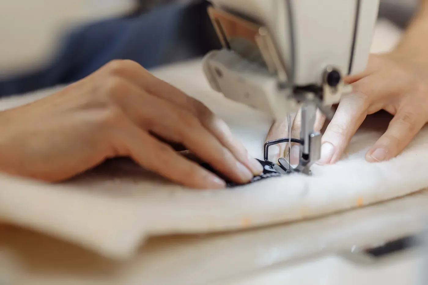 Couturière piquant un tissu sur une machine à coudre